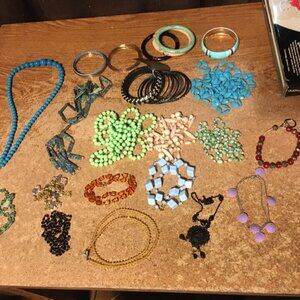 LOT OF VINTAGE NECKLACES & BRACELETS BEADS METAL COLORFUL